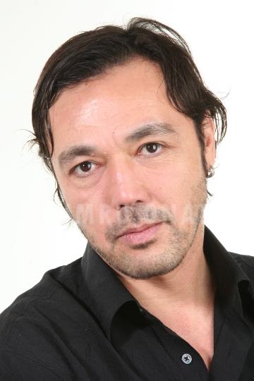 Engin Benli, 23 ubat 1970 tarihinde zmir'de dnyaya geldi.    lk retimini, zmir'de tamamladktan sonra lisans eitimini Eskiehir'de Anadolu niversitesi Devlet Konservatuvarnda 1995 ylnda tamamlad.