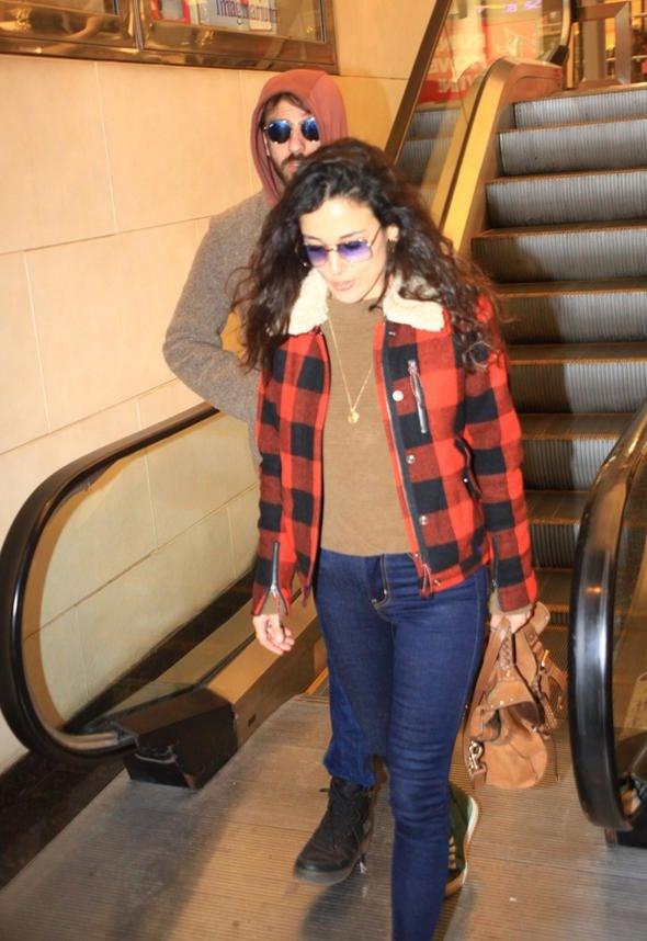 Bir sre maazalar dolaan ift, ardndan AVM iindeki kuyumcuya girdi.