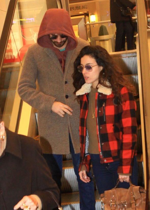 Kuyumcudaki grevlinin bu ykl tutardaki ilemi gerekletirmek iin kimlik belgesini istemesi, ii zora soktu.