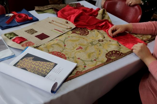 60 kiilik ekip alyor    Aratrma blm, tasarm ve retim atlyesindeki personelin gzel bir ekip almas gerekletirdiini vurgulayan Akmee, unlar syledi:    "Olgunlama enstitlerinin amalarndan biri de gemiin aratrlp gelecee k tutulmasdr. Buradaki yemek blmn kardmz zaman neredeyse tm enstit bu ile megul. Yaklak 60 kiilik bir ekiple padiah kyafetlerini hazrlyoruz. Gayemiz, gelecek kuaklara yemek kltrmzden tutun giyim kuama kadar her eyi gnmzde yaatp anlatmak ve ecdadmz tantmak zerinedir. Bunun iin de elimizden geleni yapyoruz."