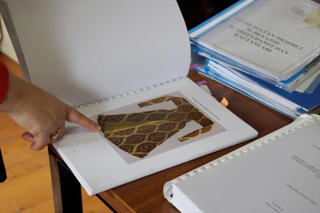 Akmee, proje nerisi karsnda ok heyecanlandklarn ve ksa srede almalara baladklarn anlatt.    almalarn youn biimde devam ettiini aktaran Akmee, "Fatih Sultan Mehmet ve Sultan 2. Abdlhamid'in kyafetlerini tamamladk. u anda da Kanuni Sultan Sleyman ile Yavuz Sultan Selim'in giysileri yapm aamasnda. Tamam bittiinde sergiye sunulacak" diye konutu.