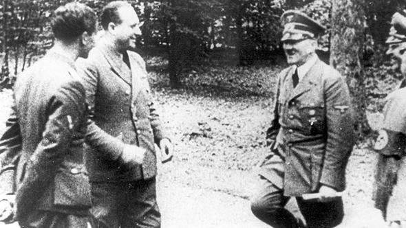 Belgere gre ABD'li Oramiral Richard E. Byrd'nin 1940'l yllarda 4 bin kadar asker, 13 gemi ve 33 uakla Antarktika'da aratrma gerekletirdi.