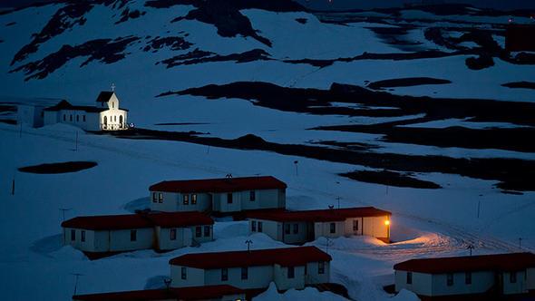 Teorisyenler, Antarktika'da insanlardan gizlenen bir s ya da Nazi sna olabilecei ihtimalleri zerinde duruyor.