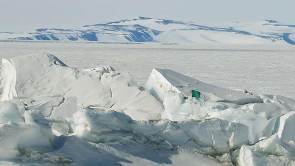 Teorisyenler gizli Nazi ss iddiasn, Antarktika ktas evresinde bir tr giri olduunu iddia ettii noktalar gstererek destekliyor.