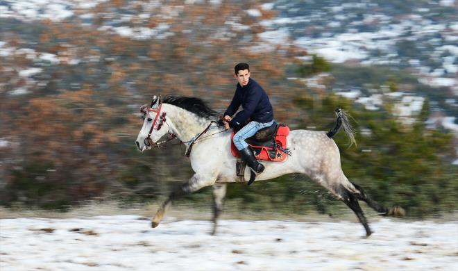 Hafta sonlar komu kyler arasnda yaplan ve son dnemde kent merkezinden de katlmclarn yer ald kuralsz cirit msabakalar olduka ekimeli geiyor.