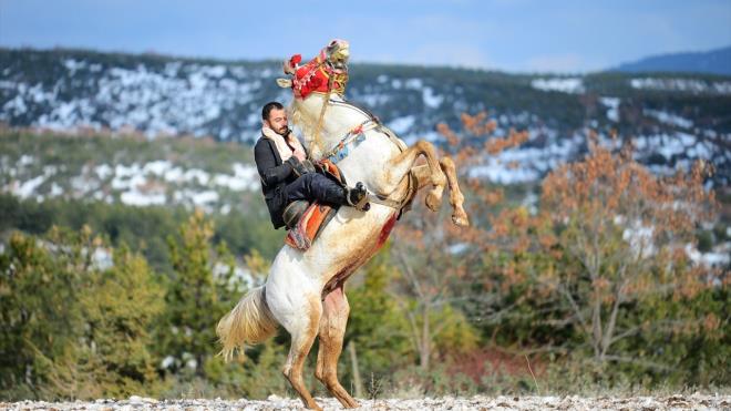 Karun Atl Spor Kulb Oyuncusu Grsel Taavl ise kylerde ocuklarn kk yatan itibaren at binmeye ve cirit oynamaya baladn belirtti.