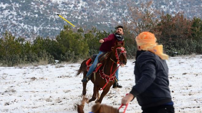 Kar, yamur demeden her koulda oynanan kuralsz cirit, genlerin kendilerini gsterebilmeleri adna bir frsat olarak da grlyor.