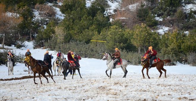 Krsal blgelerde oynanan kuralsz ciridin dierine gre ok daha hzl olduunu vurgulayan Taavl, her hafta sonu cirit oynamak iin bir araya geldiklerini anlatt.  Taavl, "Biz kendimizi bildik bileli kuralsz cirit oynuyoruz. Her yatan insan grebilmek mmkn." dedi.