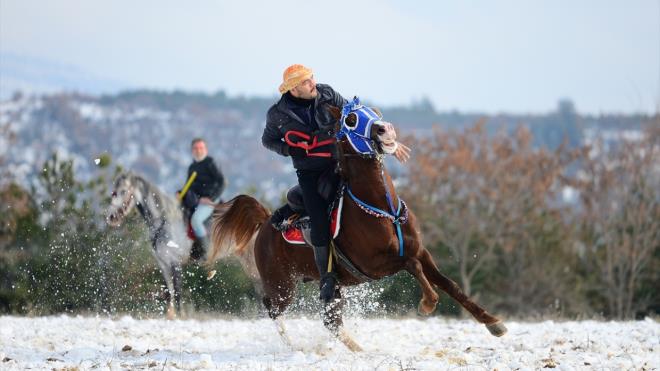 Uak`ta 30`un zerinde cirit kulb bulunduunu hatrlatan Ikalan, bu takmlarda 500`den fazla cirit at olduunu ifade etti.