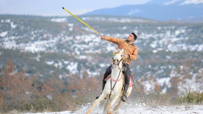Geleneksel Spor Dallar Federasyonu tarafndan dzenlenen puanl cirit msabakalarnda belirli kurallar olduunu dile getiren Ikalan, yle konutu:  "Takmlar belirli izgiler iinde hareket eder ve ok yakn mesafeden at yaplamaz. At da sporcunun ve atn belirli noktalarna doru yaplr. Kuralsz cirit, sporcularn kyasya mcadele ettii, olduka sert geen, zaman zaman atlarn ve sporcularn yaraland gerek sava oyunudur. ok yakndan bile denek atlr. Hzl olmak, at ok iyi kontrol etmek, atn zerinde gl ekilde hcum etmek ve savunma yapmak nemlidir. Ciridi kar sporcuya isabet ettirmek onun att ciridi yakalamak ya da kamak ok nemli."