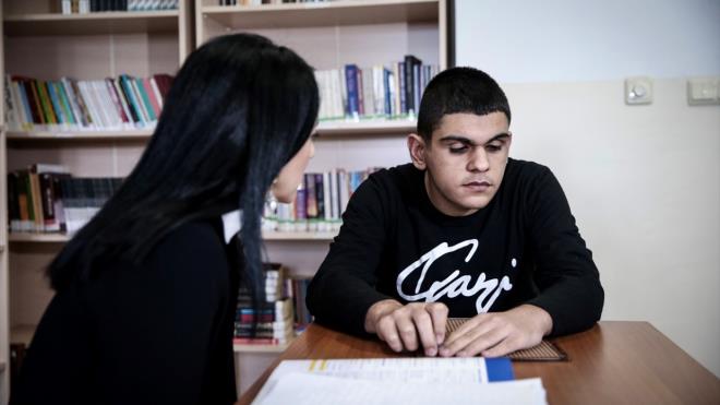 zen Kocatfenk Yldz, amalarnn herkesin engelli aday olabileceini unutmadan duyarllk oluturmak ve toplumda dezavantajl bireylere kar empati kurulmasn salamak olduuna dikkati ekerek, unlar kaydetti:  "Braille zor bir alfabe. Grdnzn tam aksini iaretlemelisiniz. ou zaman bir snav kad ya da almann hazrlanmas birka saati bulabiliyor. Dolaysyla biraz meakkatli bir sre. Emrullah asndan dndmz zaman mutluluk verici, dezavantajl grupta olmasna ramen, rencilerimiz bunu hissettirmemeye gayret ediyor. ok duyarl, farknda ve kucaklayclar. Hedefim onu mutlu etmek, kendisine anlad dilden, hissedecei ekilde hitap etmeye gayret ediyorum. Bir farkndalk olusun istiyoruz."