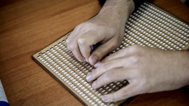 Yldz, "Destek Eitim Odas"nda Morkoyun`a birebir ngilizce dersi vermeye baladn belirterek, "Daha ok nasl verimli olabilirim diye dndmde almalarm ve lme deerlendirmeyi bildii yaz dili olan Braille alfabesiyle yapmaya karar verdim. alma katlarn kendisine ilk uzattmda ok mutlu oldu." dedi.