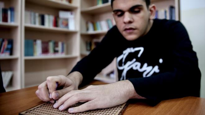 Proje kapsamnda Braille alfabesini kullanarak dier rencilerle ngilizce dil bilgisi kitab hazrlamaya baladklarn vurgulayan Yldz, kitab rencisi Morkoyun`a dnem sonunda hediye etmek istediini aktard.