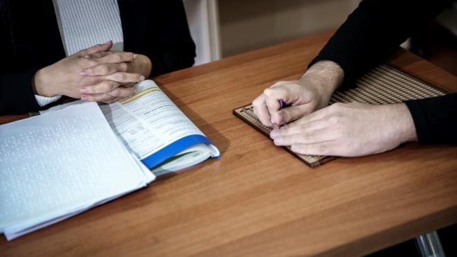 Kkekmece Gazi Anadolu Lisesi`nde renime devam eden 11. snf rencisi Morkoyun, retmeni Yldz ile ders dndaki vakitlerde okul bnyesindeki "Destek Eitim Odas"nda Braille alfabesiyle birebir ders alyor.