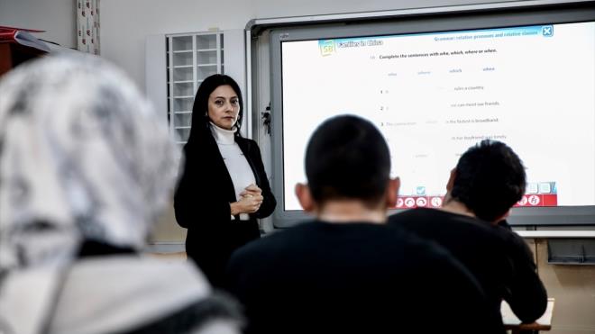 "Amacmz grme engelli rencilerimizin sosyallemesine katk sunmak"  Kaval, proje kapsamnda yrttkleri baka etkinlikler de olduunu aktararak, "lemizde ortaokul ve lise dzeyinde eitim alan grme engelli rencilerimize ynelik `Benim Hayalim, Benim Fram` adyla resim yapma etkinlii dzenleyeceiz. Bu etkinlikte rencilerimizin hayallerini tuvallere aktarmasna, birbirleriyle kaynamasna ve sosyallemelerine katk sunmak amacndayz." ifadelerini kulland.