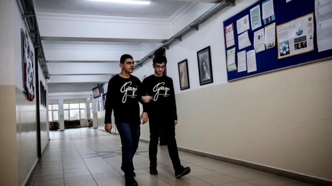 Morkoyun, ders alma metoduna ilikin, "Arkadalarm ders notlarn bana ses kayd eklinde veriyor, onlar dinleyerek snavlara alyorum." diye konutu.