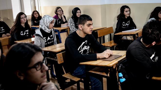 stanbul Milli Eitim Mdrlnn himayesinde yrtlen, zel eitim ihtiyac olan bireyleri sosyal ve fiziksel evrelerinden mmkn olduu kadar ayrmadan toplumla etkileimi ve karlkl uyumu salamaya ynelik "Farkllklarmzla Yayoruz, Engelleri Birlikte Ayoruz" projesinden hareketle Kkekmece Gazi Anadolu Lisesi ngilizce retmeni zen Kocatfenk Yldz, grme engelli rencisi Emrullah Morkoyun`a Braille alfabesiyle ders vererek gelecee hazrlyor.