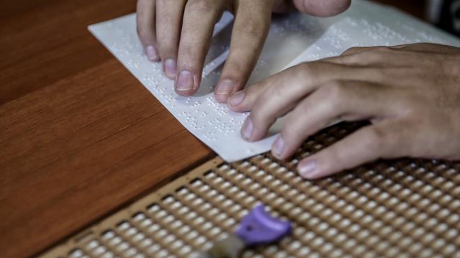 iir dinletilerinde grev aldn anlatan Morkoyun, bir arkadann Necip Fazl Ksakrek`in "Kaldrmlar" adl iirini Braille alfabesiyle yazarak kendisine hediye ettiini belirtti.