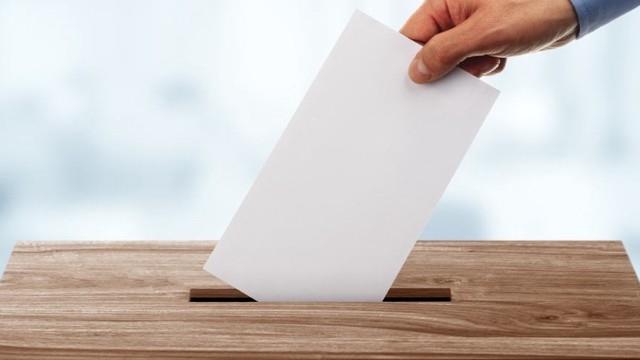 CHP&#8217;ye gelen ankete gre stanbul&#8217;da AK Parti ile CHP aday arasnda 2 puan fark var. Ankara&#8217;da yar baa ba grnrken Adana, Antalya&#8217;da CHP nde. Y Parti&#8217;ye gelen bir ankete gre ise iktidarn oylar dte. Yerel seim ncesi aratrma yaptklarn aklayan MHP Genel Bakan Yardmcs Semih Yaln, emanet oylarn Y Parti'den ekildiini syledi. Yaln, Y Parti'nin oylar 2-2,5 bandnda grnyor" dedi.