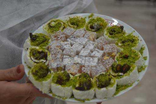 En ok tercih edilen fndkl, Antep fstkl ve meyveli hracat alarnn zamanla arttn aktaran akc, yle devam etti: "Afyonkarahisar'dan 4 ktada 50 lkeye lokum ihracatmz sz konusu. En fazla ihracat yaptmz yerler ise u anda Avrupa ve Krfez lkeleri. Bu lkelere daha ok fndkl, Antep fstkl, bademli ve meyve aromal lokum gnderiyoruz. hracatta en ok rabet gren rnlerimiz arasnda daha ok nar aromal, Antep fstkl, zerek zml, gl yaprakl ve fitil lokumlarmz yer alyor. Bunlarn dnda ifte kavrulmu klasik lokumlarmz da yine kahvelerin yannda esiz lezzetler olmaya devam ediyor."