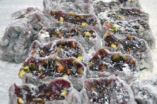 Firmann hracat Mdr Merve akc, AA muhabirine yapt aklamada, firmalarnn geleneksel yntemlerle yaklak 100 yldr lokum retimi yaptn syledi.