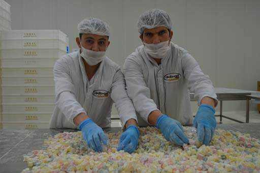 "Firmamz, BRC, IFS, Helal Gda, SO, Kosher ve FDA belgelerine sahiptir. Kullanm olduumuz ham maddeler gvenilir tedarikilerden temin edilmektedir. Ham madde de Trkiye'nin mehur olduu noktalardan alm yapyoruz. Yani, rnlerimizde Giresun'dan fndk, Gaziantep'ten Antep fst ile eker pancarndan retilen kristal beyaz ekeri kullanyoruz."