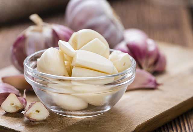 Sarmsak doal bir antibiyotiktir. Genel olarak sarmsak, baklk sistemini dzeltir, burun tkankl ve eitli enfeksiyonel hastalklarn yaanmasna engel olur.