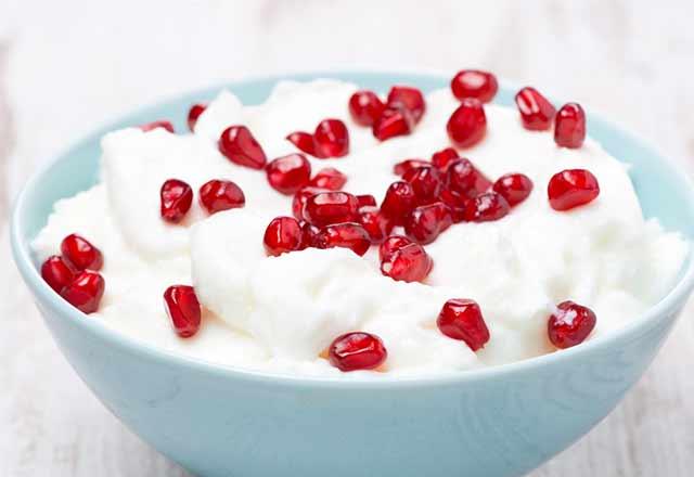 Nar ierisinde yksek miktarda C vitamini barndrmaktadr. Nar kendi bana veya yourtla beraber tketebilirsiniz.