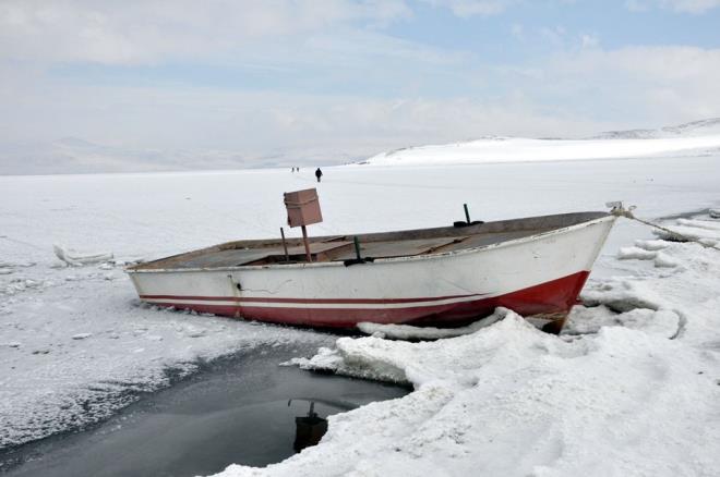 Baz balklarn buzlar krararak balk avlad gln Aralk ay sonunda donmaya baladn syleyen Mehmet Uur, "Balklk yaptmz gl,  ay boyunca buzla kaplanyor. Buzun her zaman krlma riski var. Ancak, bu blgede yaayan kyller bu konuda tecrbeli. Balklk yapyoruz. Donan glde ocuklarmz da zaman zaman futbol oynuyor. Blgede 40&#8217;a yakn balk var. K aylaryla birlikte teknelerimiz buz tabakalar arasnda kalyor" dedi.