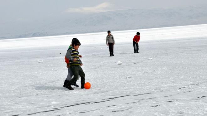 ocuklar ise gln donan yzeyinde futbol oynuyor.