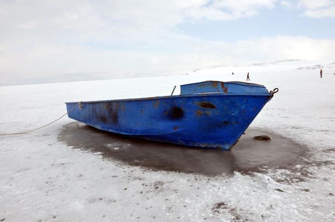Blgede etkili olan kar yann yerini souk havaya brakmasyla birlikte Ahlat ilesi Dilburnu Ky'nde bulunan Nazik Gl dondu.