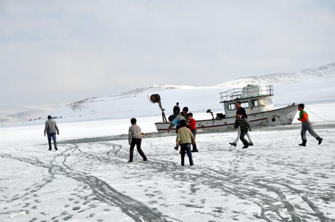 Hava scaklnn gece sfrn altnda eksi 20 dereceye kadar dt blgede balklar, buz tutan teknelerini karmak iin mcadele veriyor.