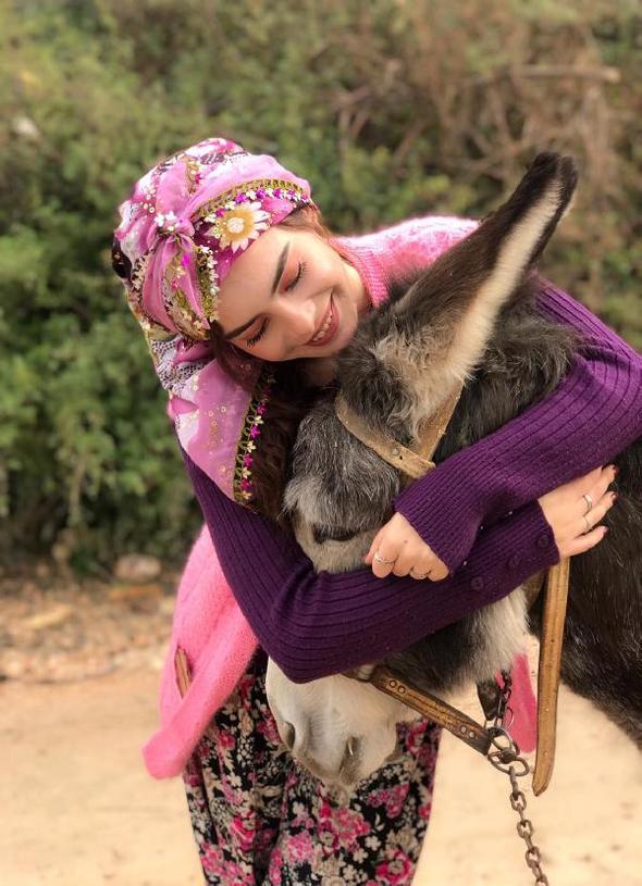 Eitim srecinde sk sk kyne gelen elek, hem kendi hem de civar kylerde kendisiyle ayn durumu yaayan kz ocuklarnn ailesi ve retmenleriyle grerek 30'dan fazla kz rencinin niversite okumasn salad.