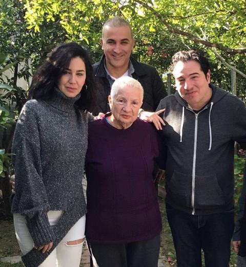 Ece Dastan arkclk kariyerinin yan sra Mimarlk yapmaktadr.