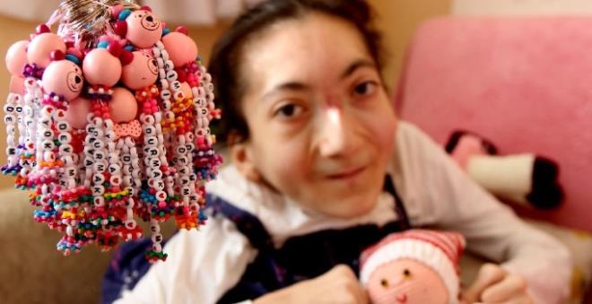 ocukluundan beri el ileri yapan bedensel engelli Esin Kara, yapt el ii rnleri ile sergi aacak. Kafasna koyduu her eyi yaptn ifade eden Kara, el ii yaptka mutlu olduunu syledi. nternette tariflere bakarak el ii rnler yaptn anlatan Kara,