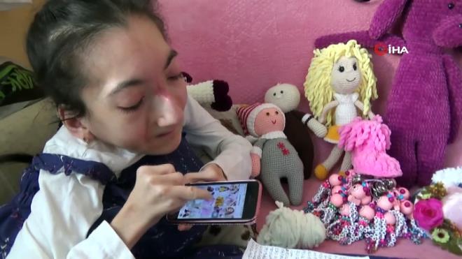 Cumhurbakan Erdoan&#8217; ok sevdiini ve bir gn onunla tanmak istediini anlatan Kara, &#8220;Ryasnda Cumhurbakanmzn benim yanma geldiini gren ok var. Ben umuyorum ki bir gn onunla greceim, buluacam. Onun da beni greceine inanyorum. Onu ok seviyorum. nallah beni duyar ve bir gn onunla grrm. Allah ona kolaylk versin bu srete. Biz onun yanndayz. Burada yaptm boncuklara da &#8216;Durmak yok, yola devam&#8217; yazdm. Anahtarlklarmda sylediim gibi &#8216;Durmak yok, yola devam&#8221; diye konutu.