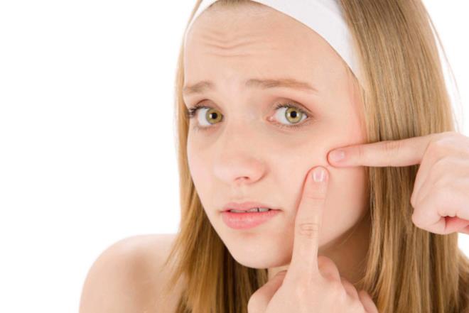 Akne tedavisinde etkili olan ve azdan alnan baz antibiyotikler ve A vitamini ilalar da gnee kar hassasiyeti artrr. Ayrca bu ilalar cildin kurumasna neden olur. Bu durumu nlemek iin nerilen kremlerin yaz aylarnda kullanlmas hastalar iin konforlu deildir. nk yaz aylarnda terleme ile bu kremlerin etkisi ksa zamanda geer."