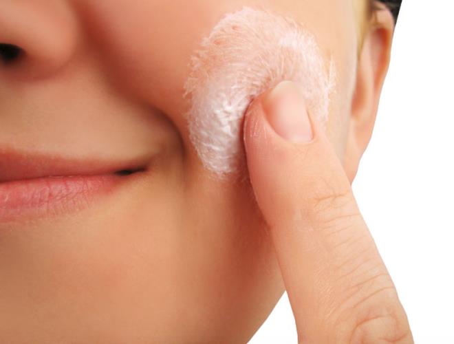 TEDAV N EN UYGUN MEVSM KI: Uzm. Dr. Karakoca, akne tedavisinde dikkat edilmesi gerekenleri ise yle sralyor; "Aslnda akne her mevsim tedavi edilebilir ancak tedavide kullandmz ilalarn deride oluturabilecei yan etkilerini ve oluan reaksiyonlarn gnele olumsuz etkileimini gz nnde bulundurduumuzda leke oluumunu en aza indirmek amacyla en uygun zaman gne nlarnn az olduu k mevsimidir...