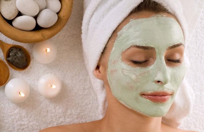 Akne tedavisinde haricen kullanlan kremler iinde bulunan retinoik asit, benzoil peroksit, azelaik asit, salisilik asit, tetrasiklin gibi maddeler yzde kzarklk ve gne hassasiyeti yapabileceinden yaz aylarnda kullanlmas genellikle nerilmez. Eer kullanlrsa ciltte lekelenmelere neden olabilir.