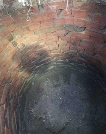 Deliin ii derin ve etraf tulalarla evriliydi.