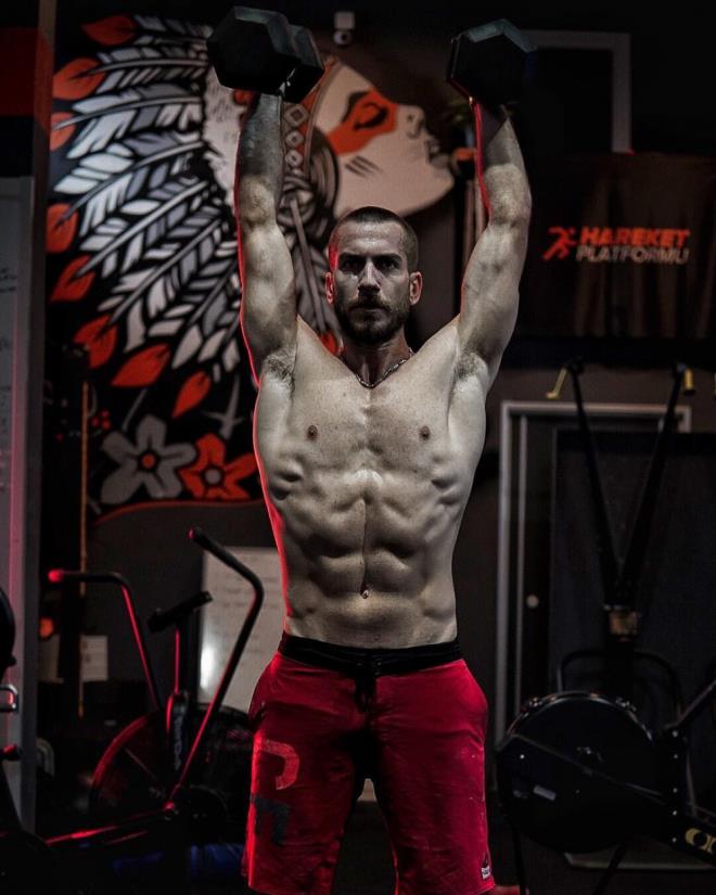 Milli olan Ogeday Giriken Fenerbahe krek takmnda yer alyor. 1992 doumlu olan Ogeday Giriken instagram sayfasnda zel hayatna dair paylamlar ile de dikkat ekiyor. Marmara niversitesi mezunu olan Ogeday Giriken en ok paylam da sevgilisi layda Yaln ile yapm.