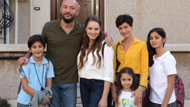 BR LTRE GZYAI DZSNN KONUSU NEDR?: Hzn ve mcadeleyi iinde barndran yeni dizi Bir litre gzya konusu: Cihan, byk bir heyecanla niversiteye hazrlanmaktadr. Hayal ettii gibi niversiteyi kazandnda baka bir heyecann da iinde bulur kendini: "Ak". Yaamaya yeni baladn hisseden Cihan, aslnda tedavisi olmayan bir hastala yakalanmtr ve bunu ilk renen annesi Figen olur. Figen, kznn mr yettiince onun hayatn benzersiz ve kznn hak ettii gibi geirebilmesi iin etin bir mcadeleye giriir.