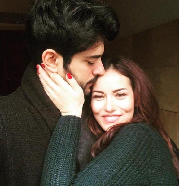 Fahriye Evcen ve Burak zivit ifti, oullarn nisan ortasnda kucaklarna alacak. Hamilelii ilerledikten sonra gzlerden uzak, sakin bir yaam srmeye balayan Fahriye Evcen, gelen dizi ve reklam tekliflerini de geri eviriyor.