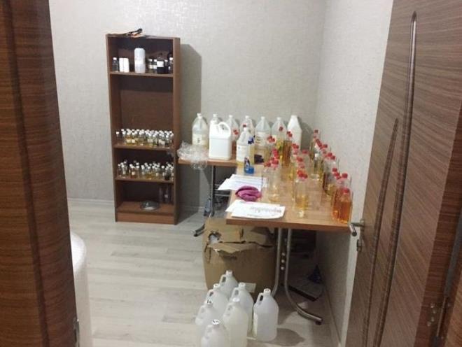 Apartman yetkilileriyle dairenin bulunduu kata kan ekipler, gvenlik grevlilerinin bahsettii tuhaf kokularn likit kokusu olduunu fark ederek eve baskn dzenlemek iin Cumhuriyet savcsndan izin ald.