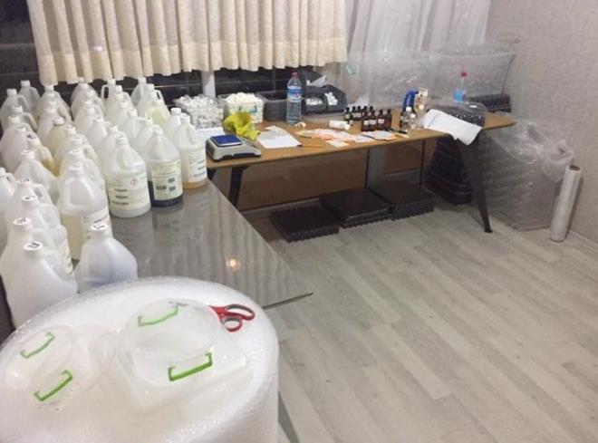 Yaplan aramada, piyasaya srlmeye hazr 507 kilogram elektronik sigara likidi yapmnda kullanlan sv, bin 147 elektronik sigara likidi, 612 elektronik sigara yedek paras, 51 elektronik sigara, 8 bin 150 elektronik sigara likidi dolumunda kullanlan bo cam ie, 3 bin 250 elektronik sigara likidi dolumunda kullanlan bo plastik ie, 10 bin ie kapa, 3 pil arj aleti, 3 elektronik hassas tart, bir likit dolum makinesi, bir etiket basma cihaz, 3 bin etiket ile 21 sayfa karm forml listesi ele geirildi.