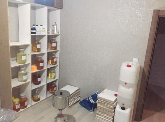 Bunun zerine harekete geen ekipler, mit B'yi gittii adrese kadar takip etti.     Takip sonucunda phelinin bir apartmana girdiini belirleyen ekipler, binann gvenlik grevlilerinden mit B'nin hangi dairede ikamet ettiini, zaman zaman da koli ierisinde "tuhaf kokulu" bir eyler getirip gtrdn rendi.