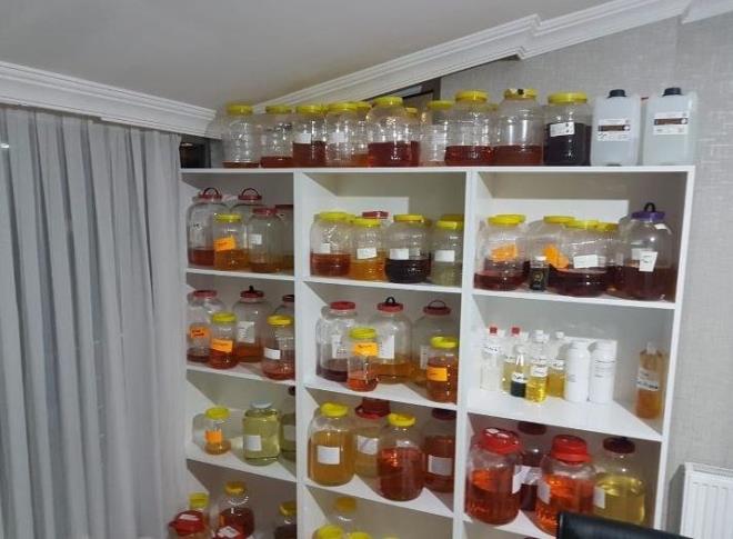 Alnan izinin ardndan daireye baskn dzenleyen ekipler, ieri girdiklerinde evin elektronik sigara imalathanesine evrildiini grd.