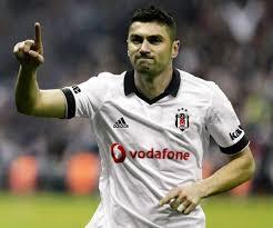 Fiziksel anlamda da yetersiz olduu grlen deneyimli futbolcu, Erzurumspor mcadelesinin 59. dakikasnda teknik direktr enol Gne tarafndan oyundan alnd.