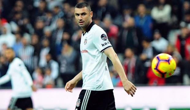 TARAFTAR TEPK GSTERYOR    Burak Ylmaz, 12 yl aradan sonra Beikta'a geri dnd. Siyah-beyazl takmn taraftar grubu ar, bu transfere ilk gnden beri kar olduunu dile getirmiti.