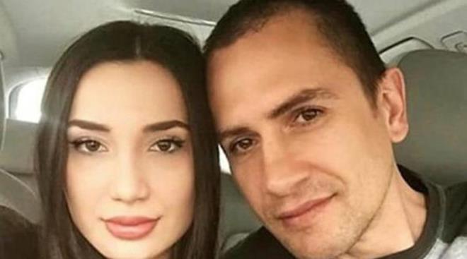 Eski milli futbolcu Emre Ak, 3 Haziran 2012'de Fransa'da evlendii Yamur Ak ile evliliini sonlandrmak istemi, 12 Kasm gn stanbul Aile Mahkemesi'ne bavurarak anlamal boanma davas amt.